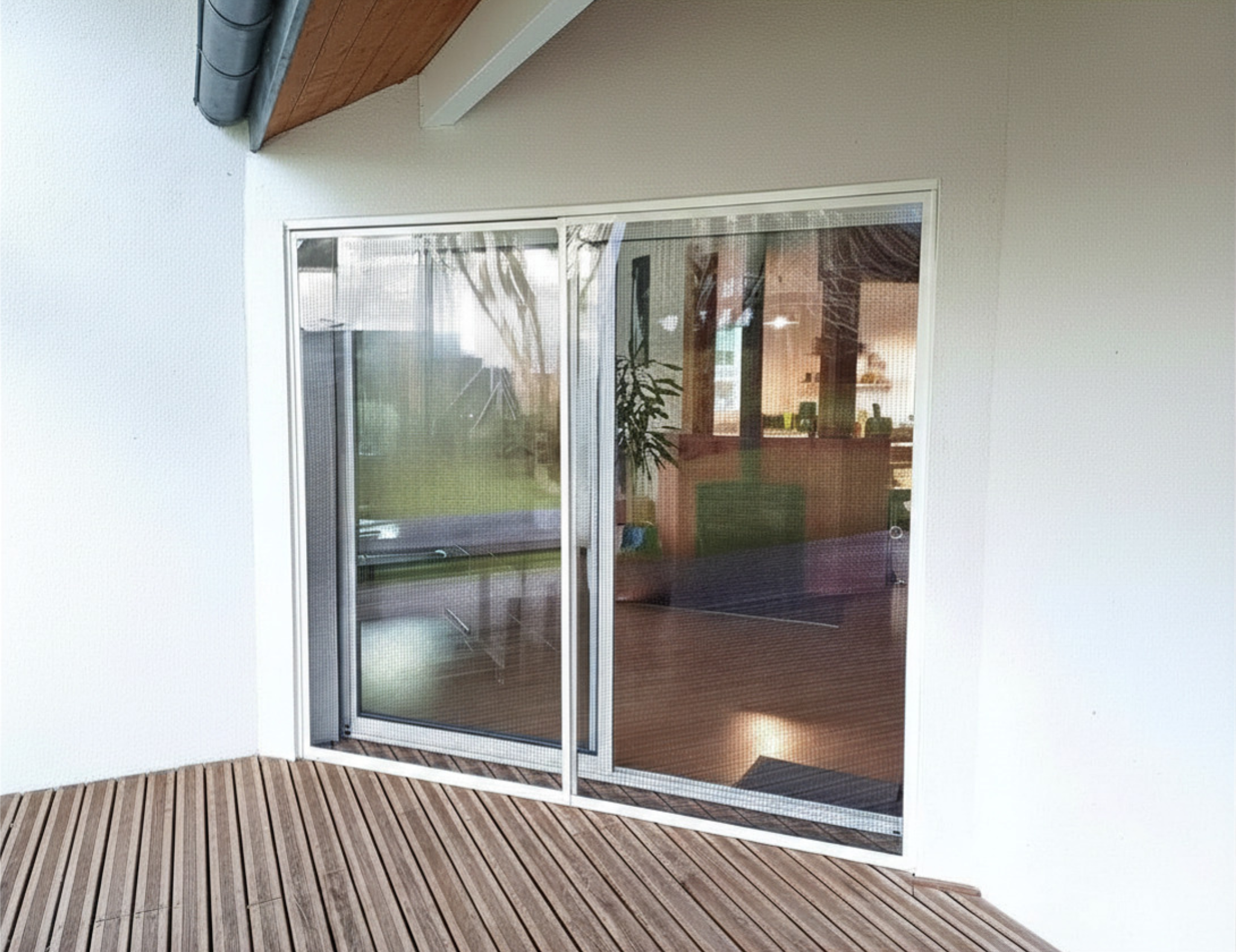 Baie vitrée coulissante équipée du système Mostiglass®, installation discrète