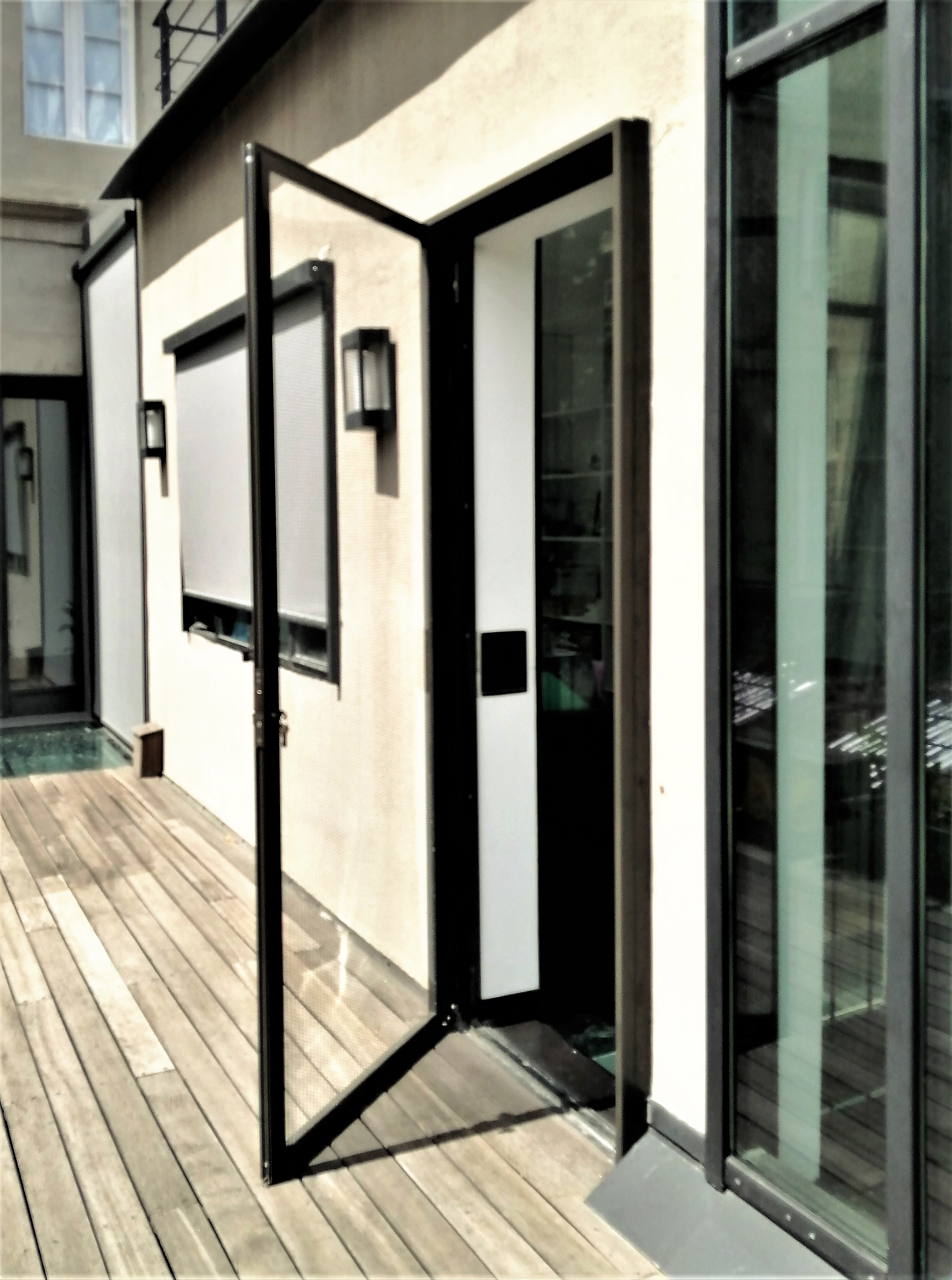 Porte en applique équipée Mostiglass®, ouverte, protection maintenue