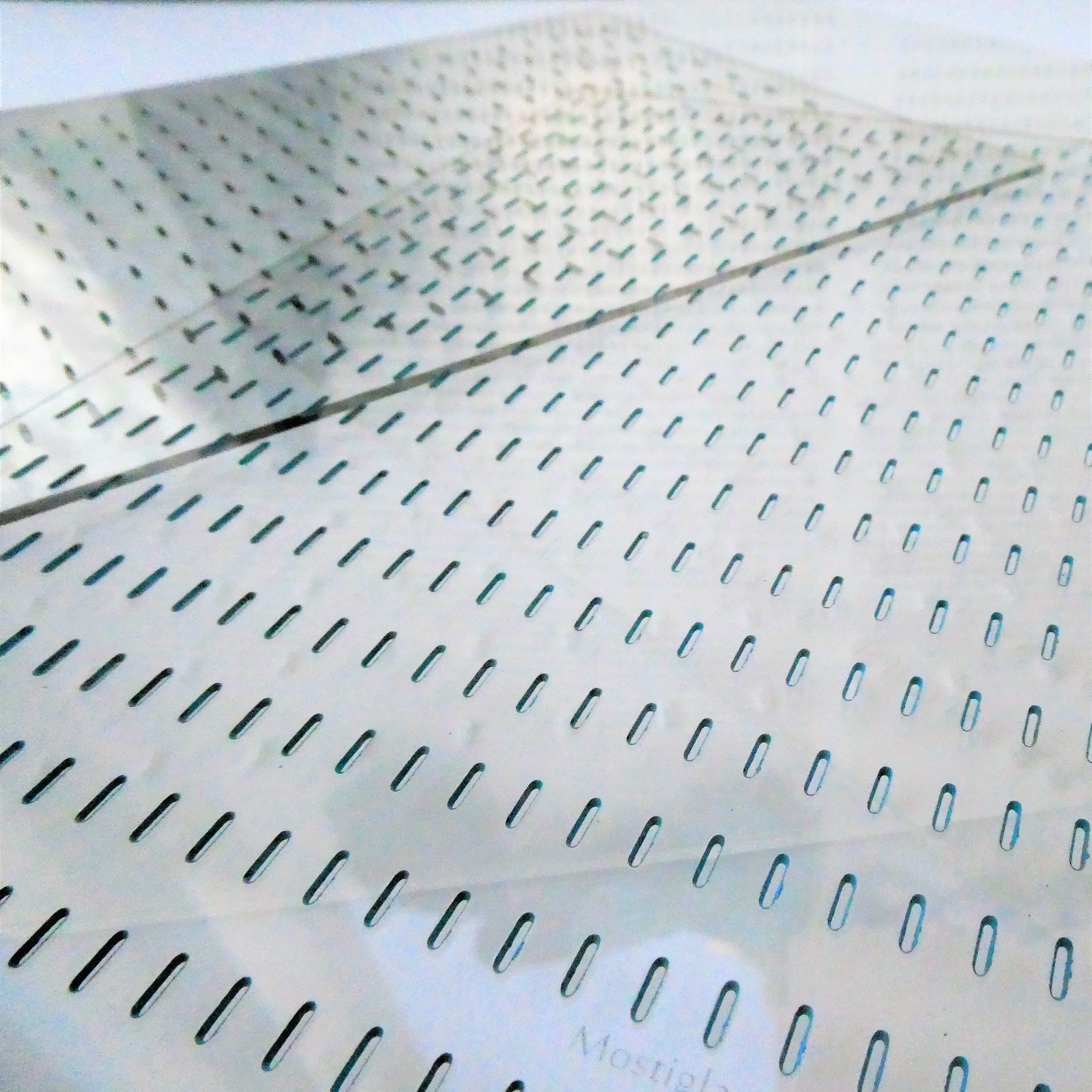 Panneau Mostiglass® en polycarbonate microperforé, gros plan sur les microperforations